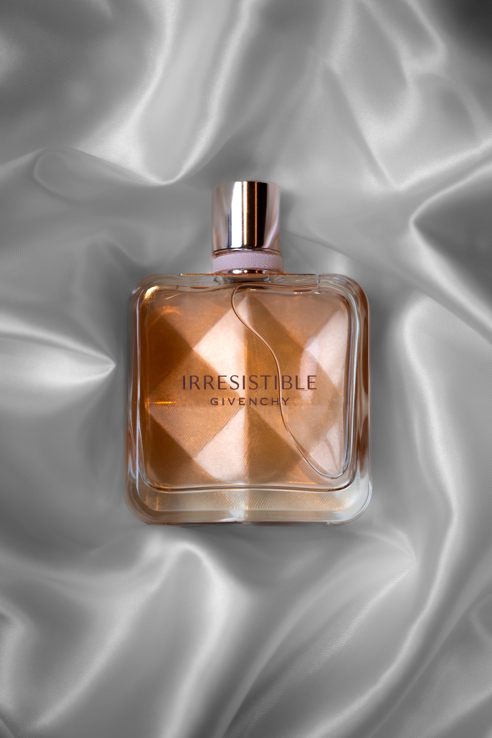 packshot Givenchy packaging parfum en still life nature morte avec set design